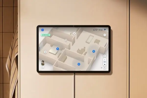 شاشة ذكية مثبتة على الحائط تعرض خريطة المنزل الذكي التفاعلية Alexa Home Map