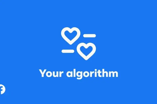 صورة تعبيرية توضح تخصيص خوارزميات المحتوى في تطبيق Facebook