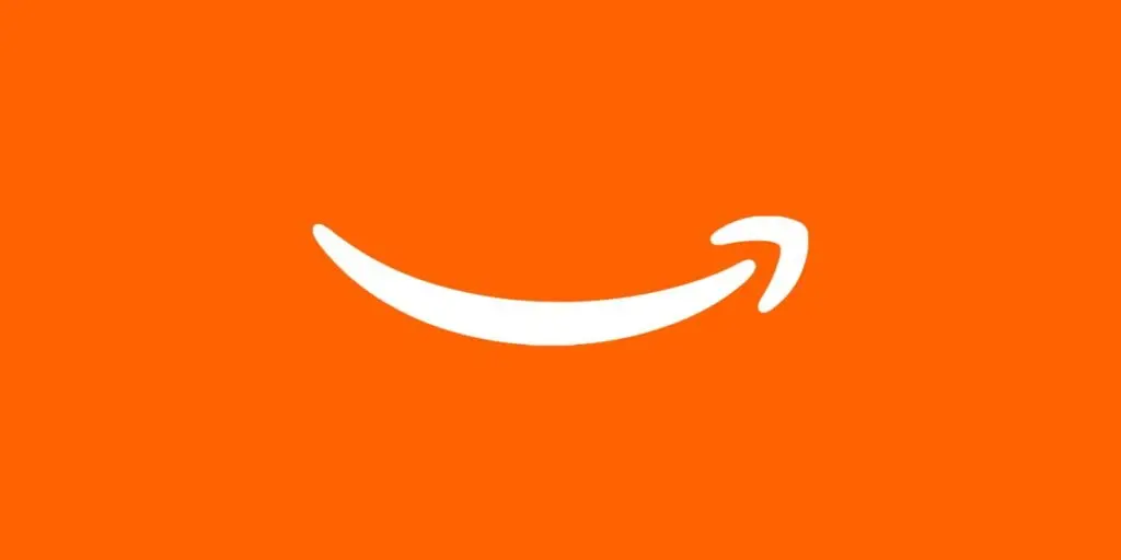 شعار شركة Amazon على خلفية برتقالية