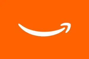 شعار شركة Amazon على خلفية برتقالية