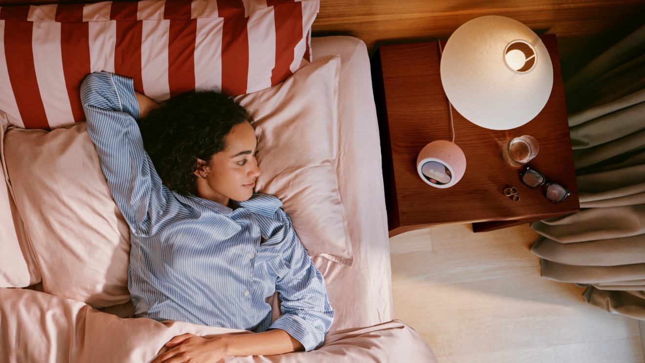 جهاز ذكي من تشكيلة Alexa الجديدة على طاولة بجانب السرير