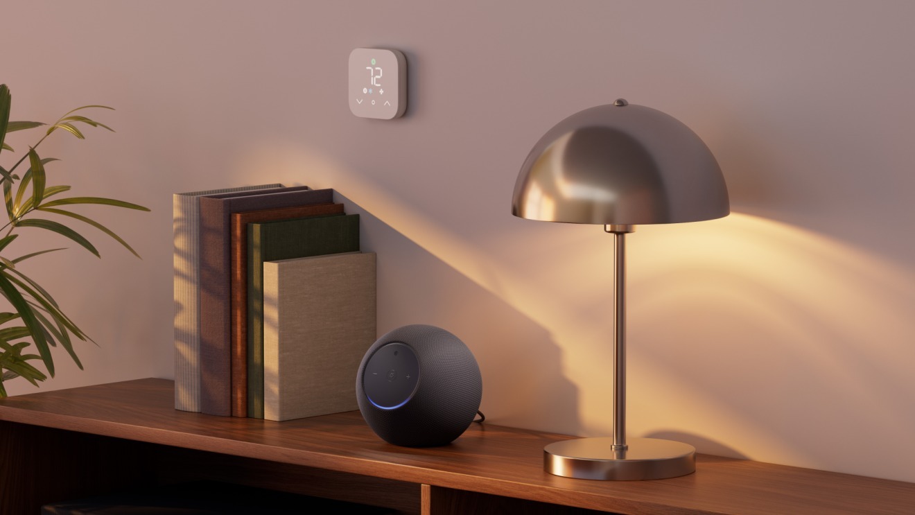 صورة تسويقية لأجهزة Amazon Echo الذكية الجديدة موضوعة على طاولة منزلية