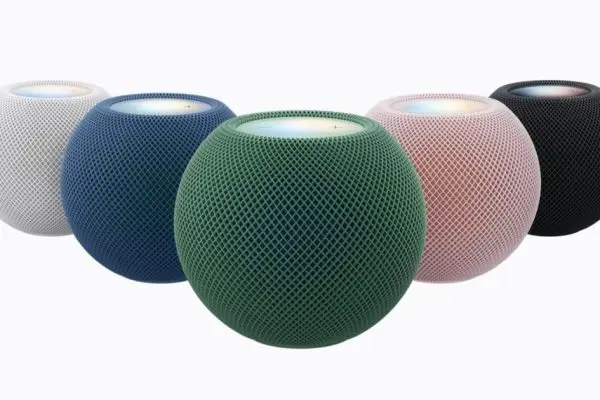 مجموعة من سماعات HomePod mini بألوان مختلفة من أبل