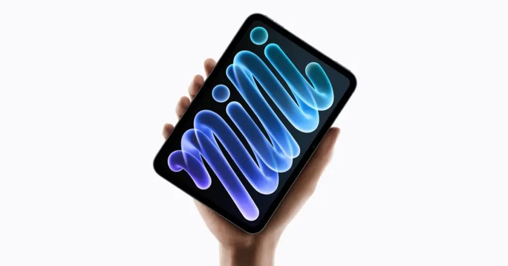 صورة رسمية لجهاز iPad mini الجديد في يد شخص