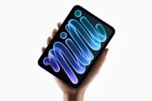 صورة رسمية لجهاز iPad mini الجديد في يد شخص
