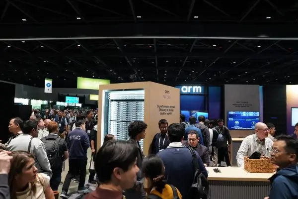 عرض خوادم Arm AGI CPU ومعالجات الذكاء الاصطناعي في مؤتمر تقني