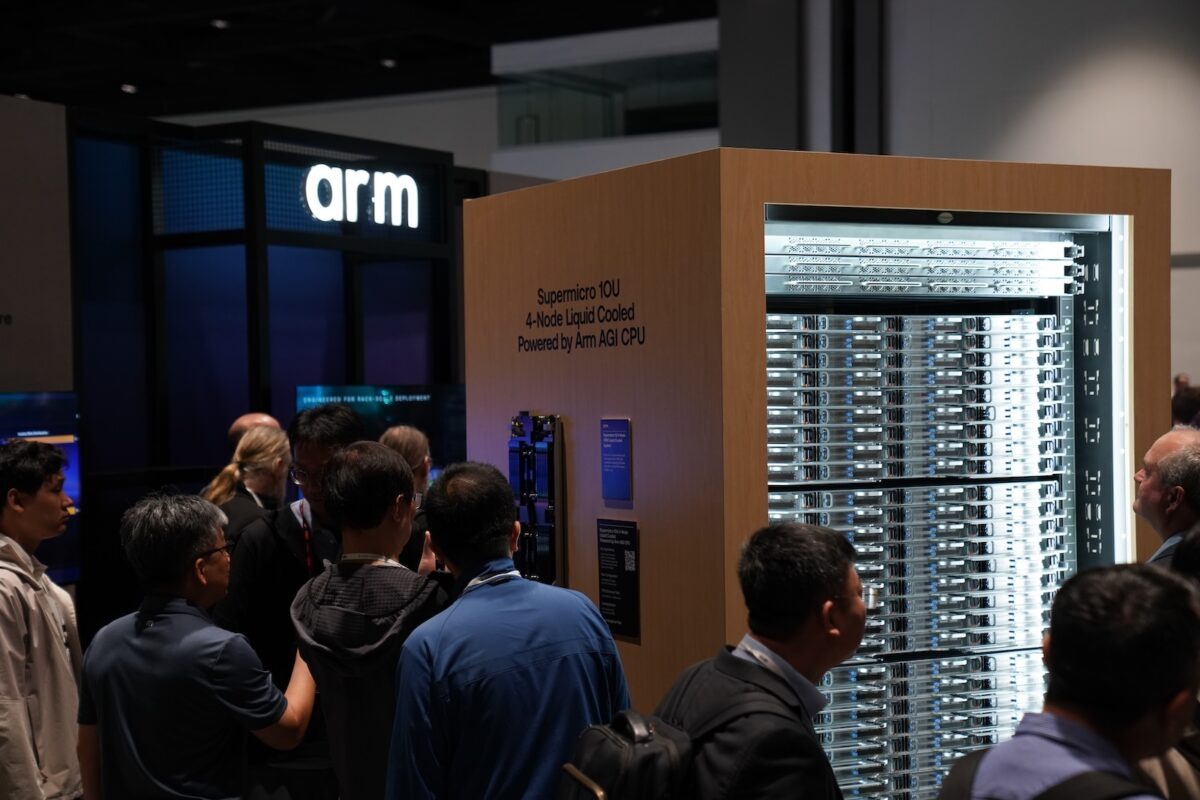 عرض خادم Supermicro يعتمد على Arm AGI CPU في فعالية تقنية