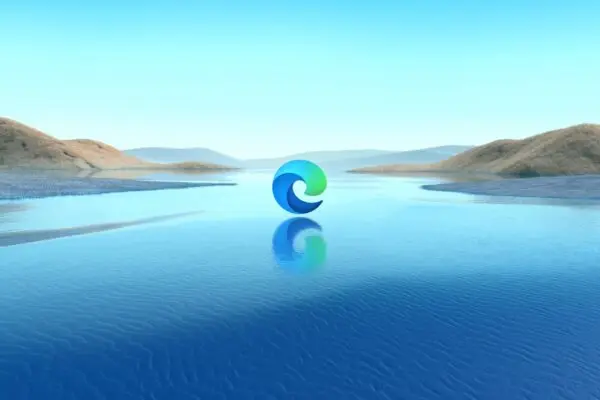 شعار متصفح Microsoft Edge مع انعكاس على سطح الماء