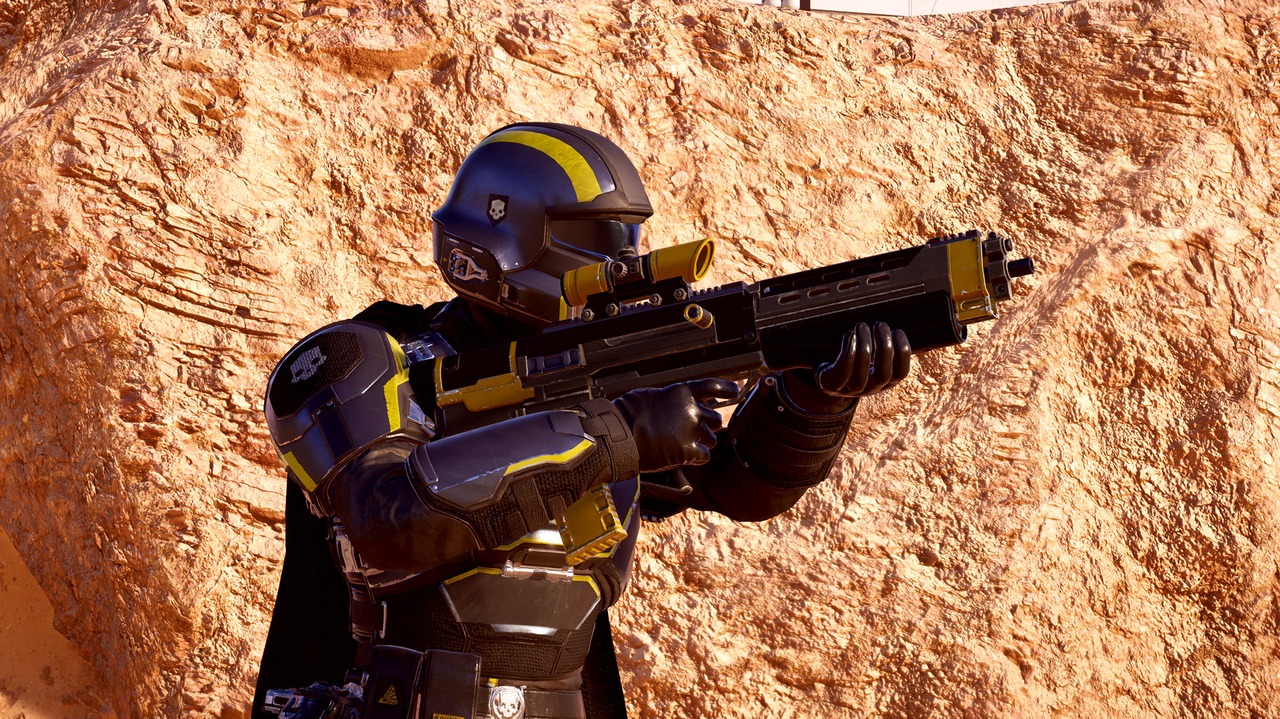 صورة لشخصية من لعبة Helldivers 2 تحمل سلاحاً في بيئة صحراوية