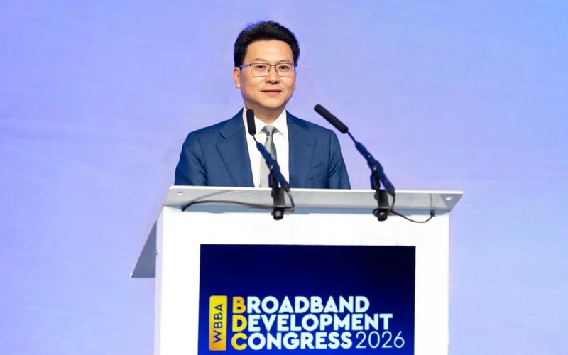 مسؤول من Huawei يتحدث في مؤتمر حول تطوير شبكات الذكاء الاصطناعي