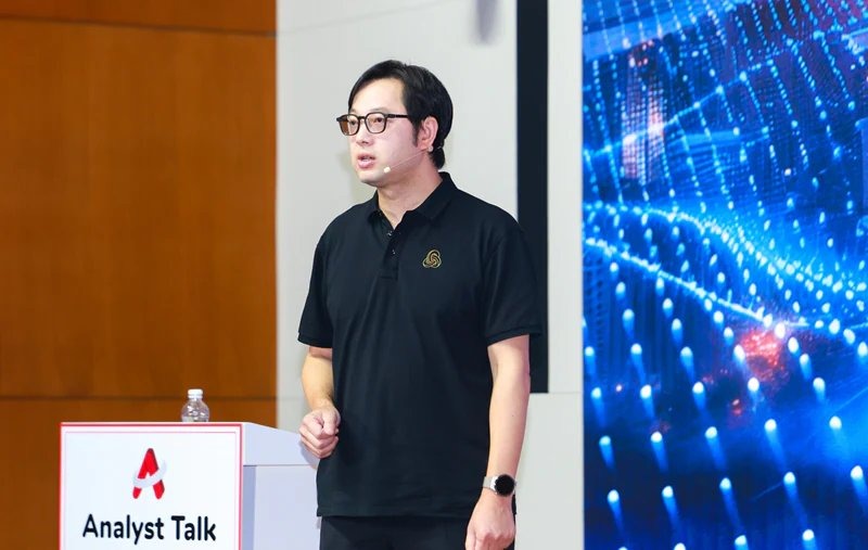 مسؤول من Huawei يتحدث خلال مؤتمر لابتكار شبكات الاتصالات