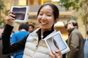 عميلة تحمل علب iPhone Duo داخل متجر آبل