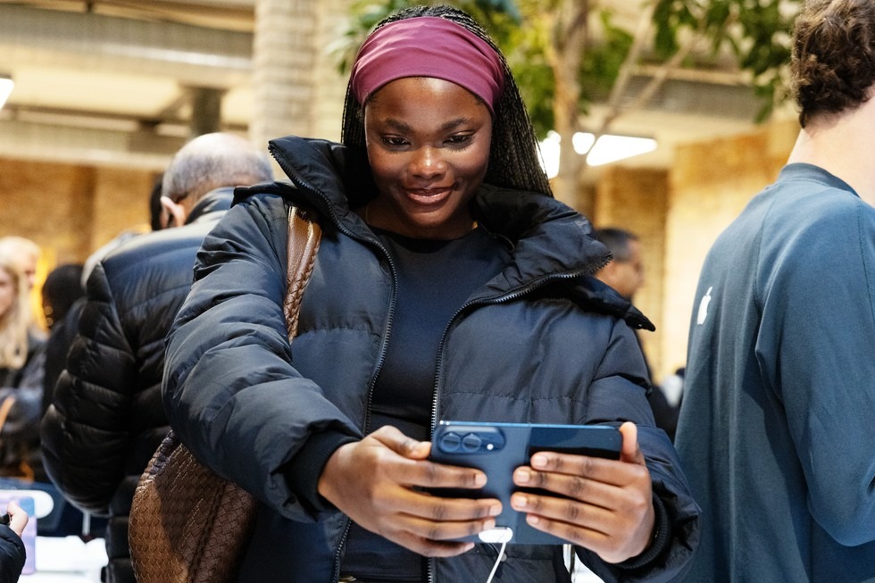عميلة تختبر جهاز آيفون ديو داخل أحد متاجر آبل.