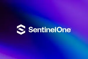 شعار شركة SentinelOne على خلفية ملونة باللونين الأزرق والبنفسجي