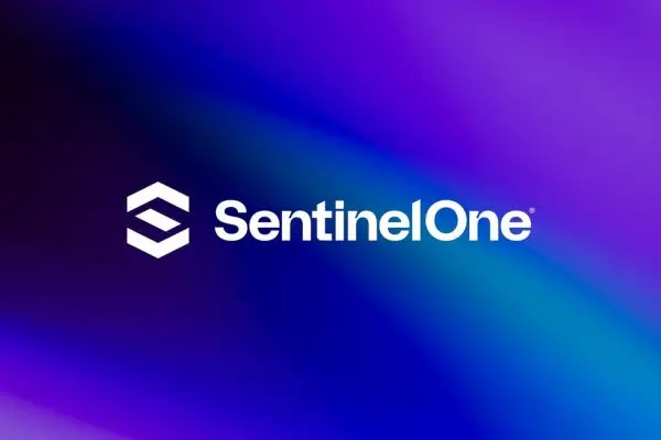 شعار شركة SentinelOne على خلفية ملونة باللونين الأزرق والبنفسجي