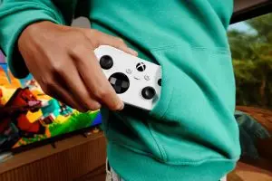 شخص يحمل يد التحكم XBOX Nano Controller بحجمها الصغير المدمج.