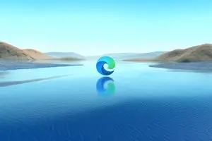 شعار متصفح Microsoft Edge فوق الماء مع انعكاسه في المشهد