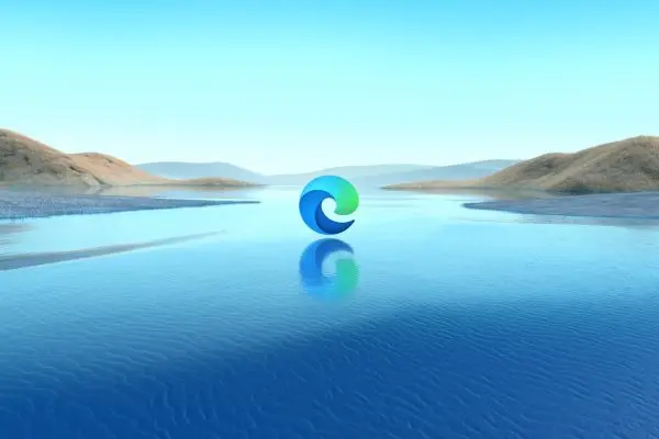 شعار متصفح Microsoft Edge فوق الماء مع انعكاسه في المشهد