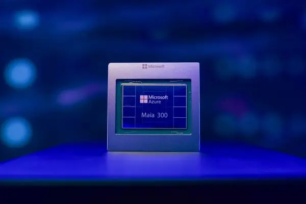 صورة رسمية لمعالج Microsoft Maia 300 الجديد المخصص للذكاء الاصطناعي