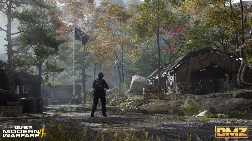 لاعب يقف في بيئة غابات ضمن نمط DMZ في Modern Warfare 4
