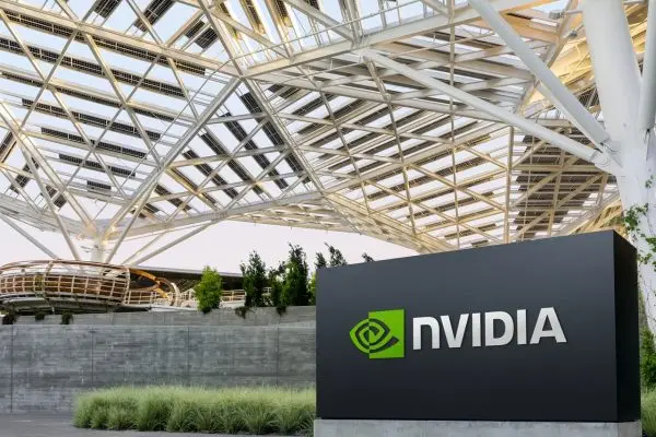 مقر شركة NVIDIA الرئيسي في كاليفورنيا مع شعار الشركة الواضح